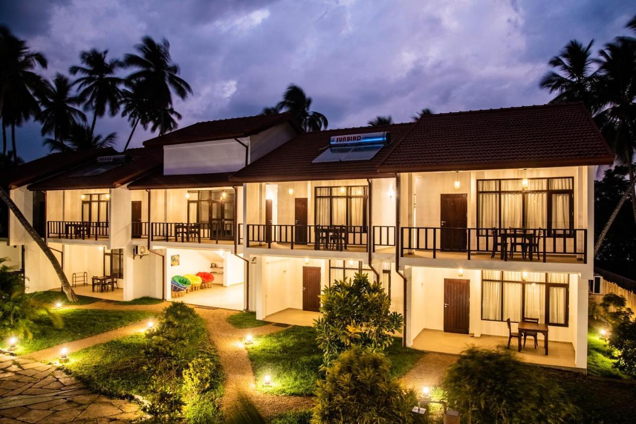 Green Parrot Beach Resort Тангале Екстериор снимка